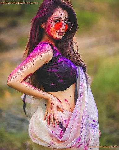 Sexy Indian Women Holi Colorful Photos होली के दिन माँ को चाचा ने रगड़ा रंग लगाने के बहाने Hot Pictures 30