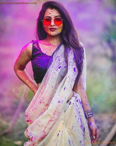 Sexy Indian Women Holi Colorful Photos होली के दिन माँ को चाचा ने रगड़ा रंग लगाने के बहाने Hot Pictures 31