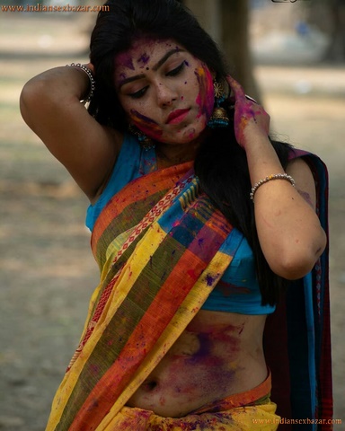 Sexy Indian Women Holi Colorful Photos होली के दिन माँ को चाचा ने रगड़ा रंग लगाने के बहाने Hot Pictures 4