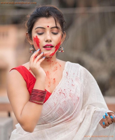 Sexy Indian Women Holi Colorful Photos होली के दिन माँ को चाचा ने रगड़ा रंग लगाने के बहाने Hot Pictures 7