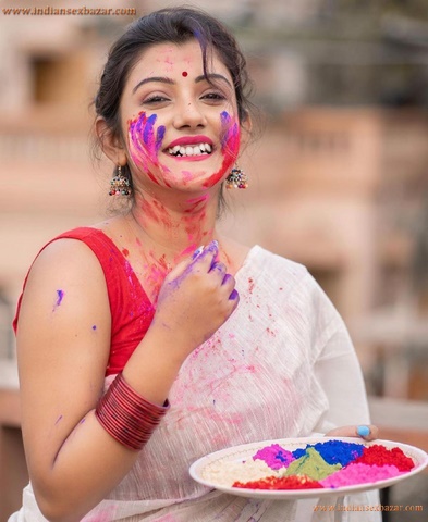 Sexy Indian Women Holi Colorful Photos होली के दिन माँ को चाचा ने रगड़ा रंग लगाने के बहाने Hot Pictures 8
