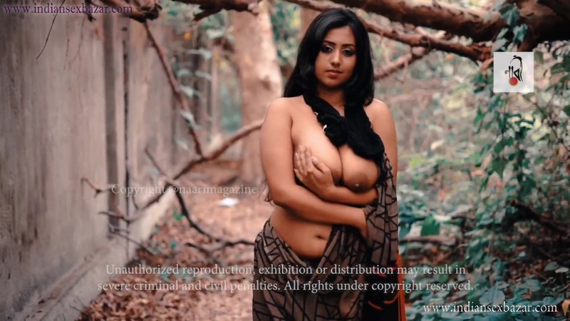 Half-naked-Indian-indecent-woman-in-saree-without-bra-blouse-video-and-photo-6