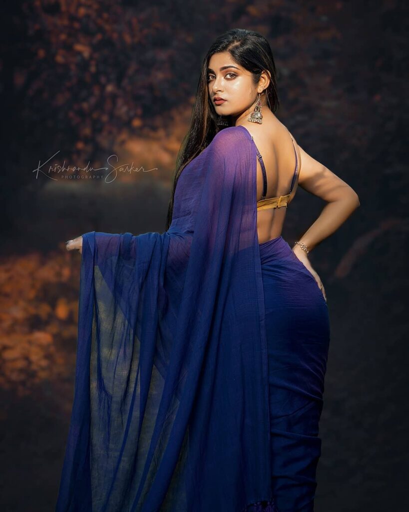 Very-Beautiful-Indian-Girls-in-Blue-Saree-and-Sleeveless-Blouse-Hot-HD-Pictures-1