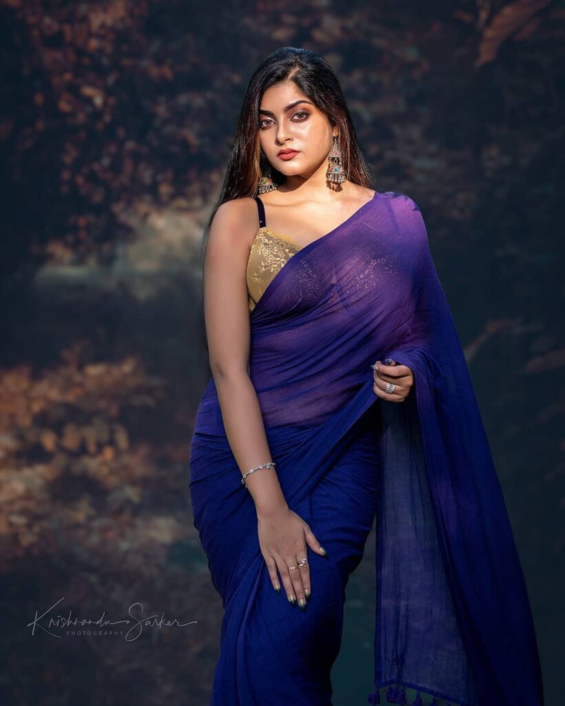 Very-Beautiful-Indian-Girls-in-Blue-Saree-and-Sleeveless-Blouse-Hot-HD-Pictures-3