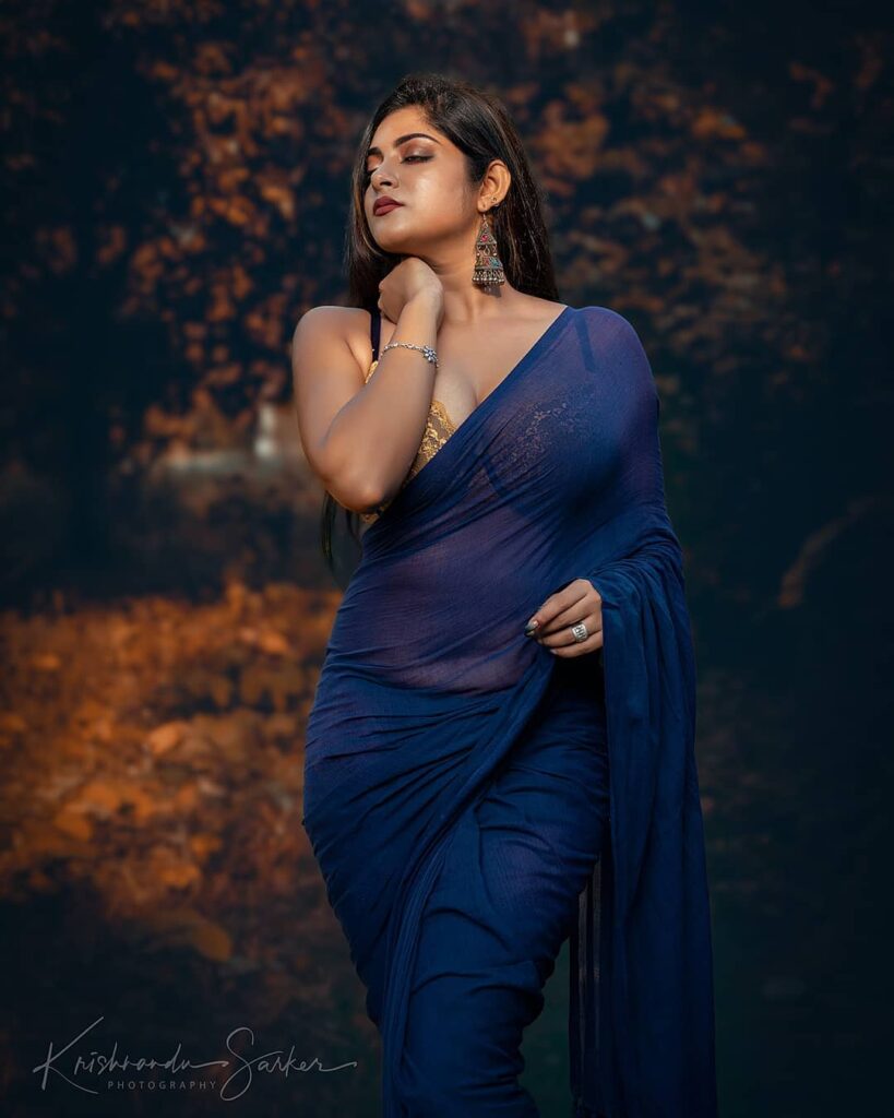 Very-Beautiful-Indian-Girls-in-Blue-Saree-and-Sleeveless-Blouse-Hot-HD-Pictures-4