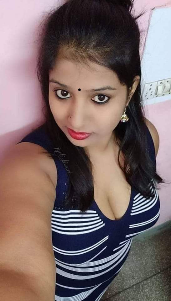 चुदासी बीवी की चुत चोदने के बाद सेक्स करने साली के कमरे में गया