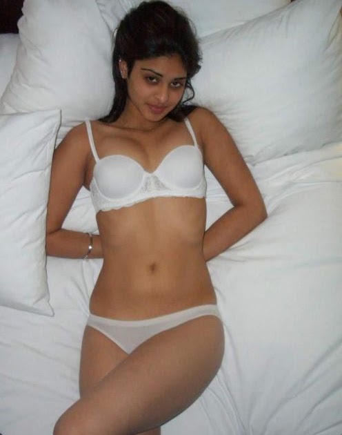 Indian-Girl-in-Bra-Penty-धमाकेदार-चुदाई-के-दर्द-से-नंगी-बहन-चिल्ला-उठी-चूत-भी-सूज-गई-हिंदी-सेक्स-स्टोरी