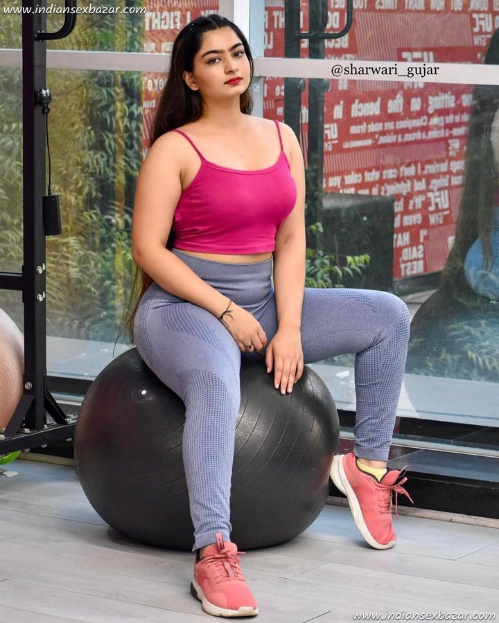 Beautiful-Indian-Girl-Working-Out-in-Aerobic-Costume-Full-HD-Gym-Pics-10
