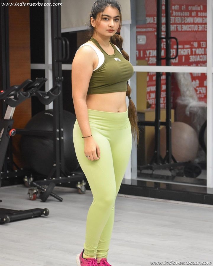 Beautiful-and-Hot-Indian-Girl-Working-Out-in-Aerobic-Costume-Full-HD-Gym-Pics-2