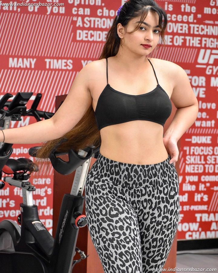 Beautiful-and-Hot-Indian-Girl-Working-Out-in-Aerobic-Costume-Full-HD-Gym-Pics-9