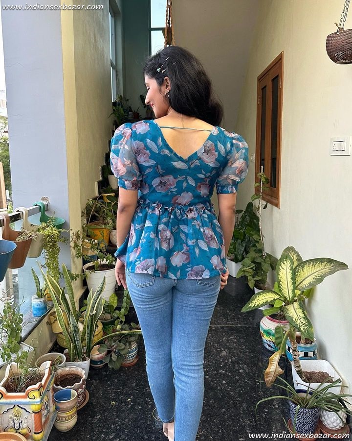 Busty-Indian-College-Girls-in-Blue-Jeans-Top-Exposing-Big-Hips-High-Definition-Photos-HD-Pics-2