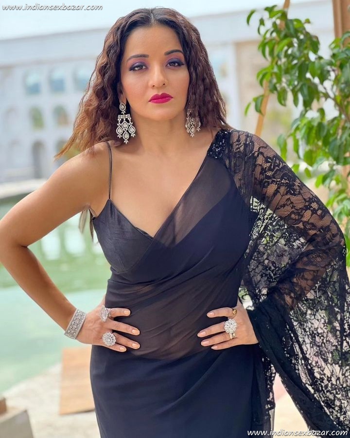 Hot-Bhojpuri-Television-Actress-Antara-Biswas-Monalisa-in-Backless-Blouse-Black-Saree-HD-Pictures-5