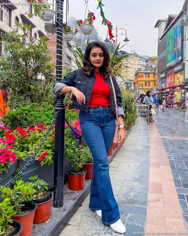 Jeans-Pant-and-Top-Exploring-Inner-Beauty-of-Indian-Girls-Full-HD-Royalty-Free-Stock-Images-16
