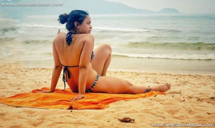 Naked-Sumona-Chakravarti-Shows-Off-Her-Big-Boobs-in-Sexiest-Bikini-At-Beach-Hot-Images-2